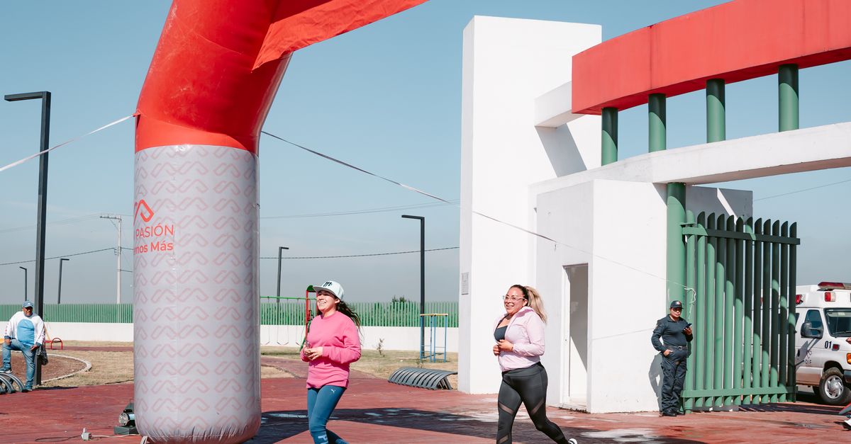 Women Running through Start and Finish Gate · Free Stock Photo