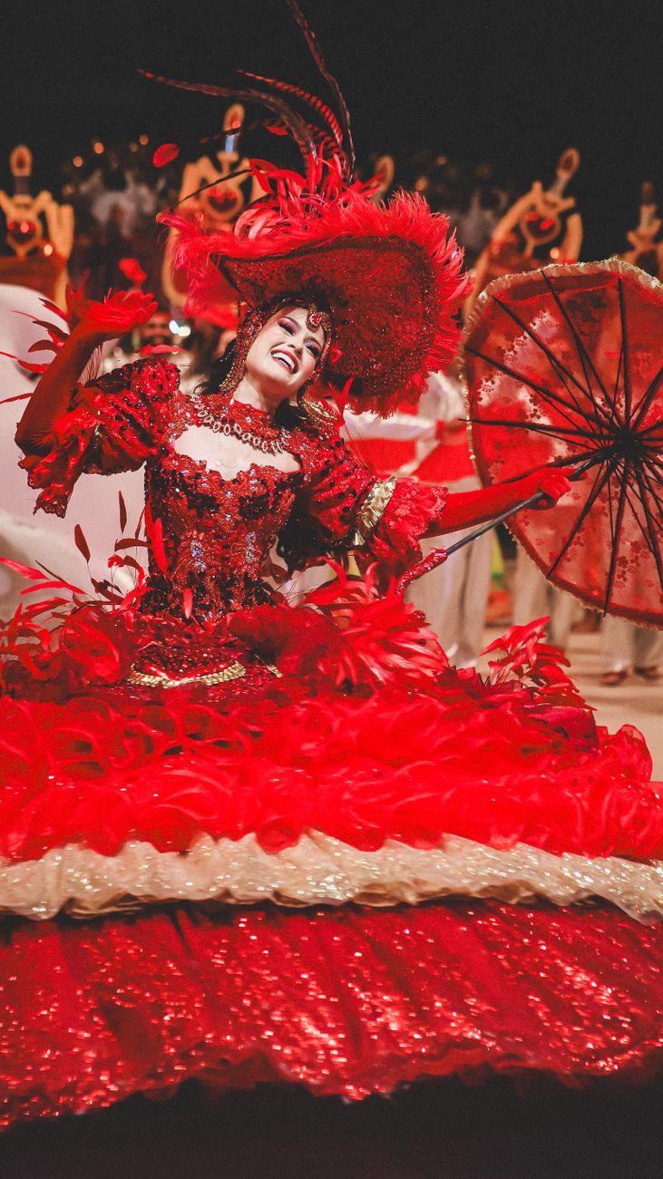 Aufführung „La Bella Tour" füllt den Saal des Peripécia Teatro