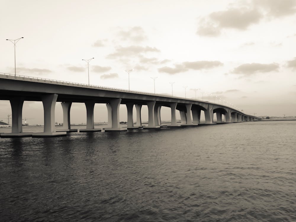 Gratis Jembatan Putih Dan Abu Abu Di Badan Air Foto Stok