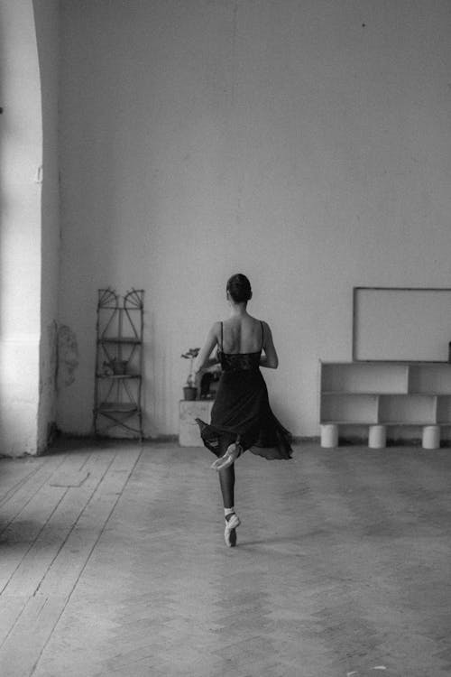 Darmowe zdjęcie z galerii z balerina, baletnica, czarno-biały