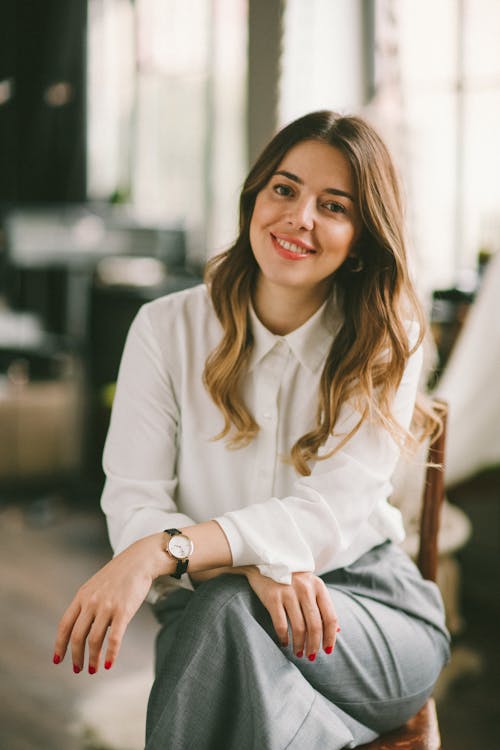 Gratis Fotos de stock gratuitas de blusa blanca, bonita, falda gris Foto de stock