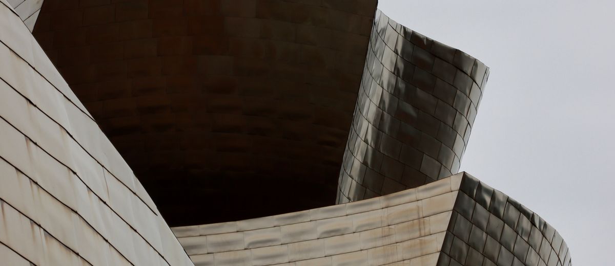 Detalle de las paredes de titanio del Guggenheim de Bilbao