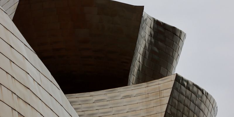 Detalle de las paredes de titanio del Guggenheim de Bilbao