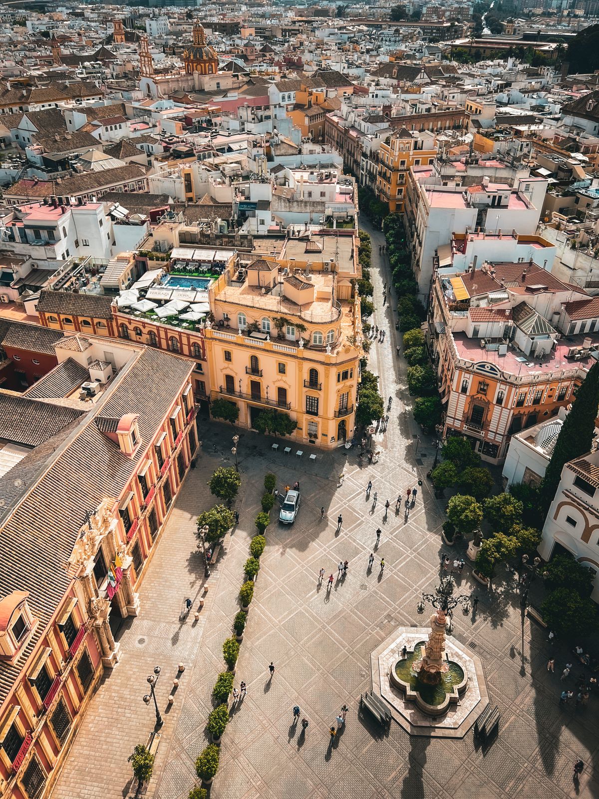 Vedere aeriană peste Sevilla din piața din fața palatului arhiepiscopal