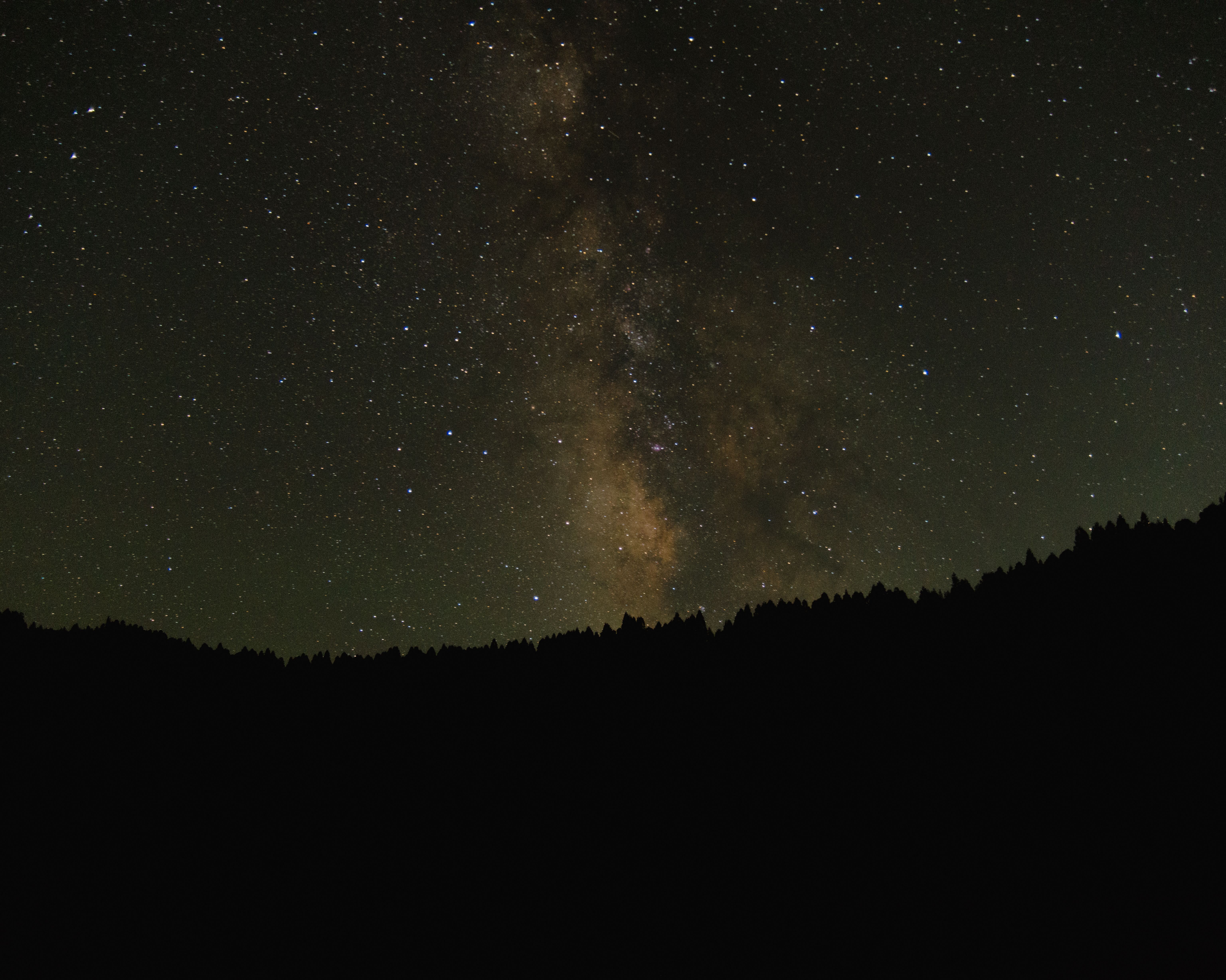 Uno splendido cielo notturno con la Via Lattea e stelle nitide, perfetto per gli appassionati di astronomia.