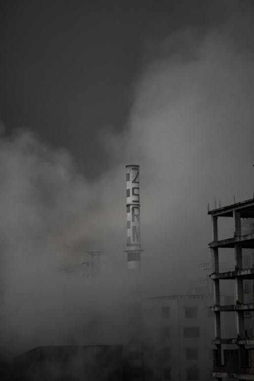 Imagine de stoc gratuită din alb-negru, clădiri, coș de fum