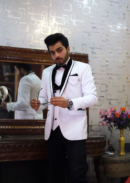 Free groom holding glasses pose 2022 best moment ever 4k background Stock Photo