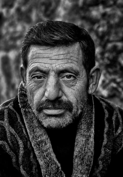 Free Close-up black and white portrait capturing an elderly man's expressive face and wrinkles. Stock Photo