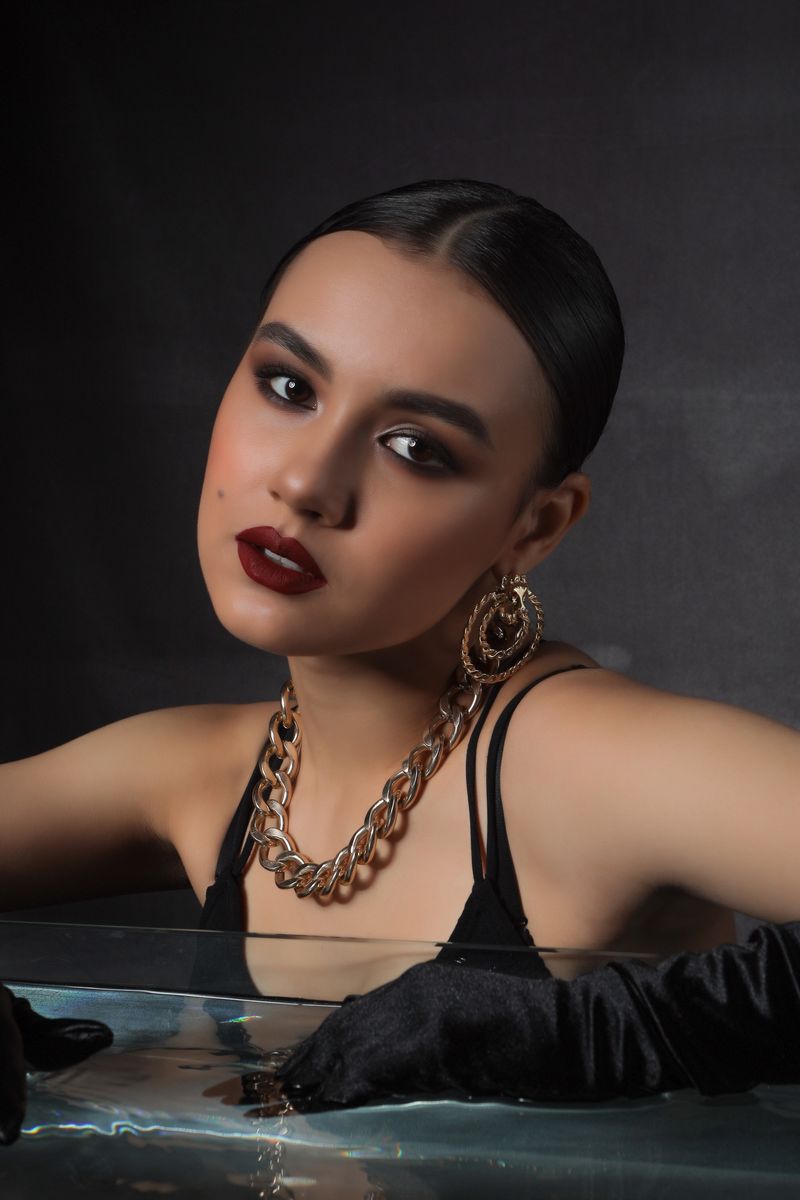 Modelo luciendo un collar de oro de la colección propia