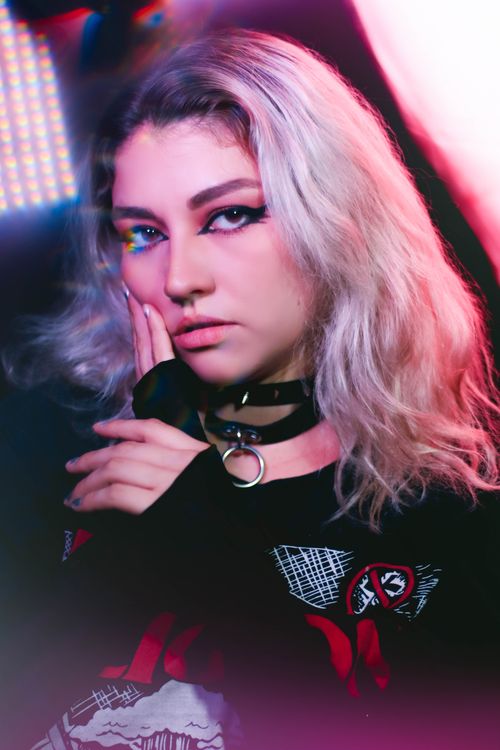 Free Stylish young woman with blonde hair and dramatic eyeliner in a studio shoot. Stock Photo