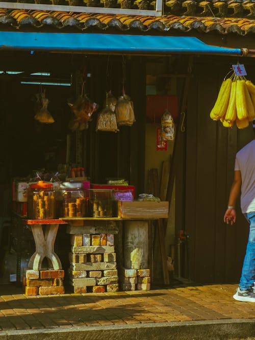 ayakta durmak, büfe, dikey atış içeren Ücretsiz stok fotoğraf