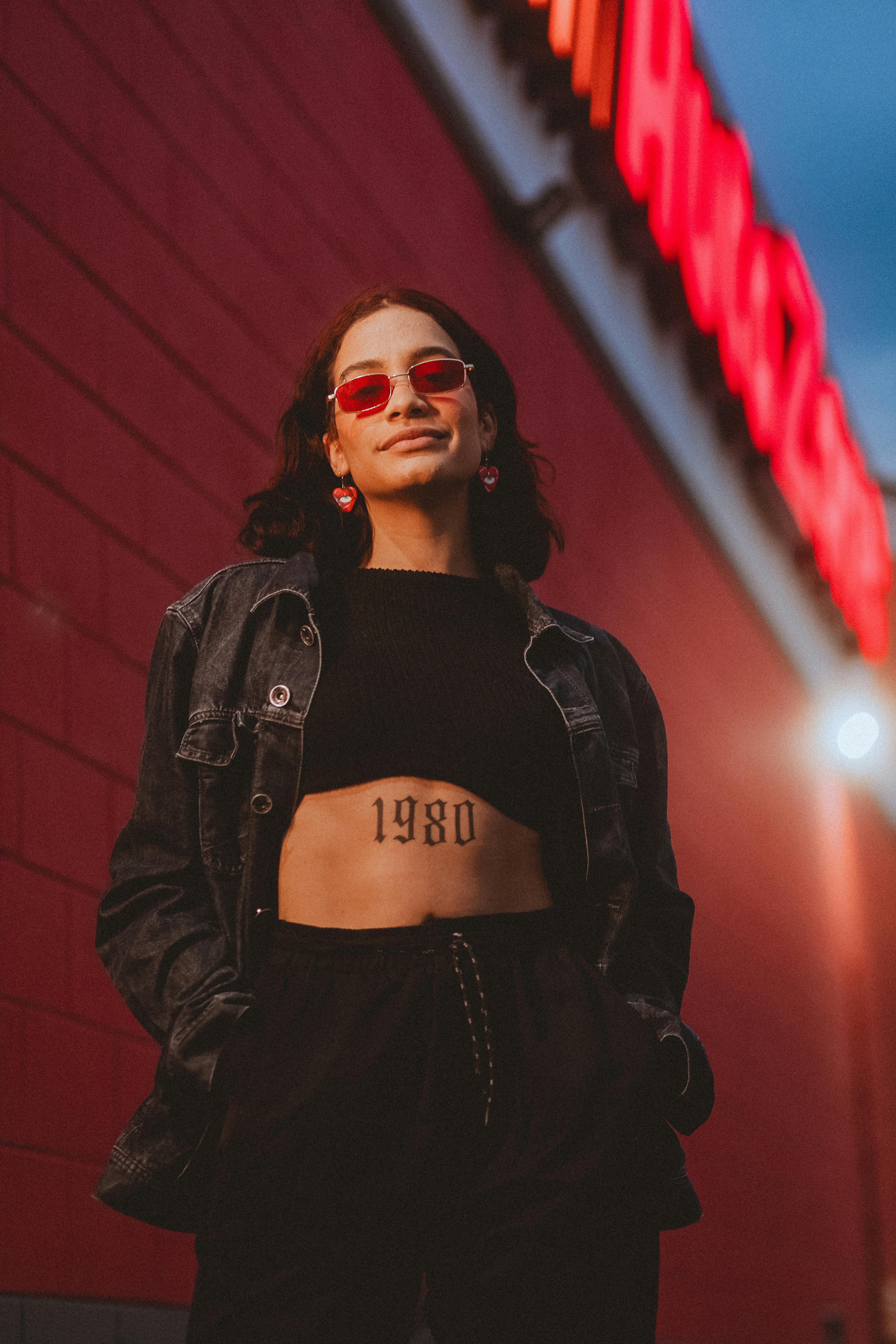 De franc Foto d'estoc gratuïta de 1980, accents vermells, ambient fosc Foto d'estoc