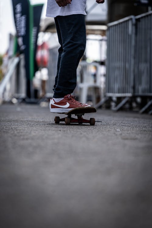 Základová fotografie zdarma na téma asfalt, detail, jízda na skateboardu