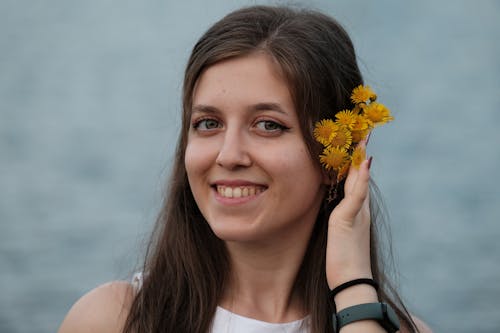 Kostnadsfri bild av ansikte, blommor, brunt hår