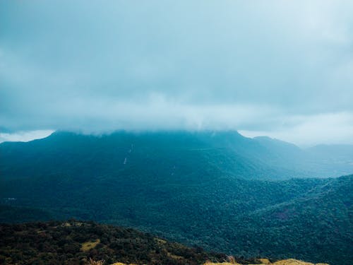 Foto profissional grátis de acidentes e desastres, área de montanha, azul-celeste