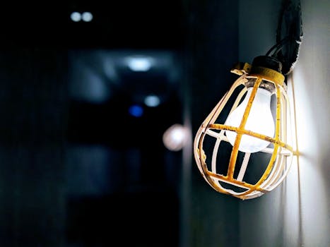 工业风格的笼灯在黑暗的墙壁上，照亮了这条喜怒无常的走廊