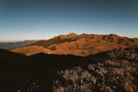 金色的日落映照在菲律宾壮丽的山区景观中，捕捉了大自然的美丽