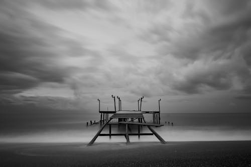 Foto d'estoc gratuïta de blanc i negre, mar, moll