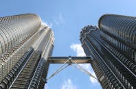 从独特的低角度欣赏标志性的马来西亚国家石油公司双子塔，景色令人惊叹