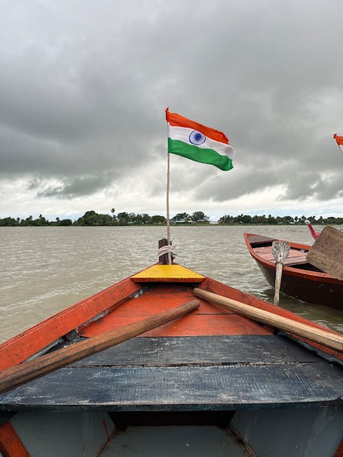 Kostenloses Stock Foto zu fluss, hölzern, indische flagge