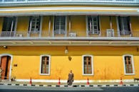 在印度普杜切里充满活力的街道上，殖民建筑林立，其中一位身着传统服装的人格外引人注目