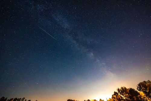 Free Bright meteor illuminating a starry night sky in Balkaya, Türkiye, with the Milky Way visible above. Stock Photo