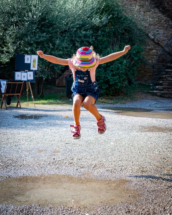 Kostenlos Mädchen Springt Stock-Foto