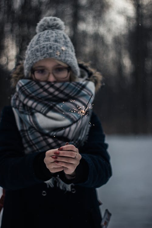 女人拿著煙火