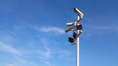 柱子上装有多个安全摄像头，背景清晰可见