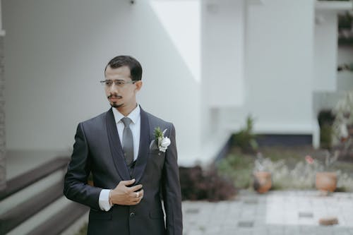 Immagine gratuita di abito nero, boutonniere, fiori