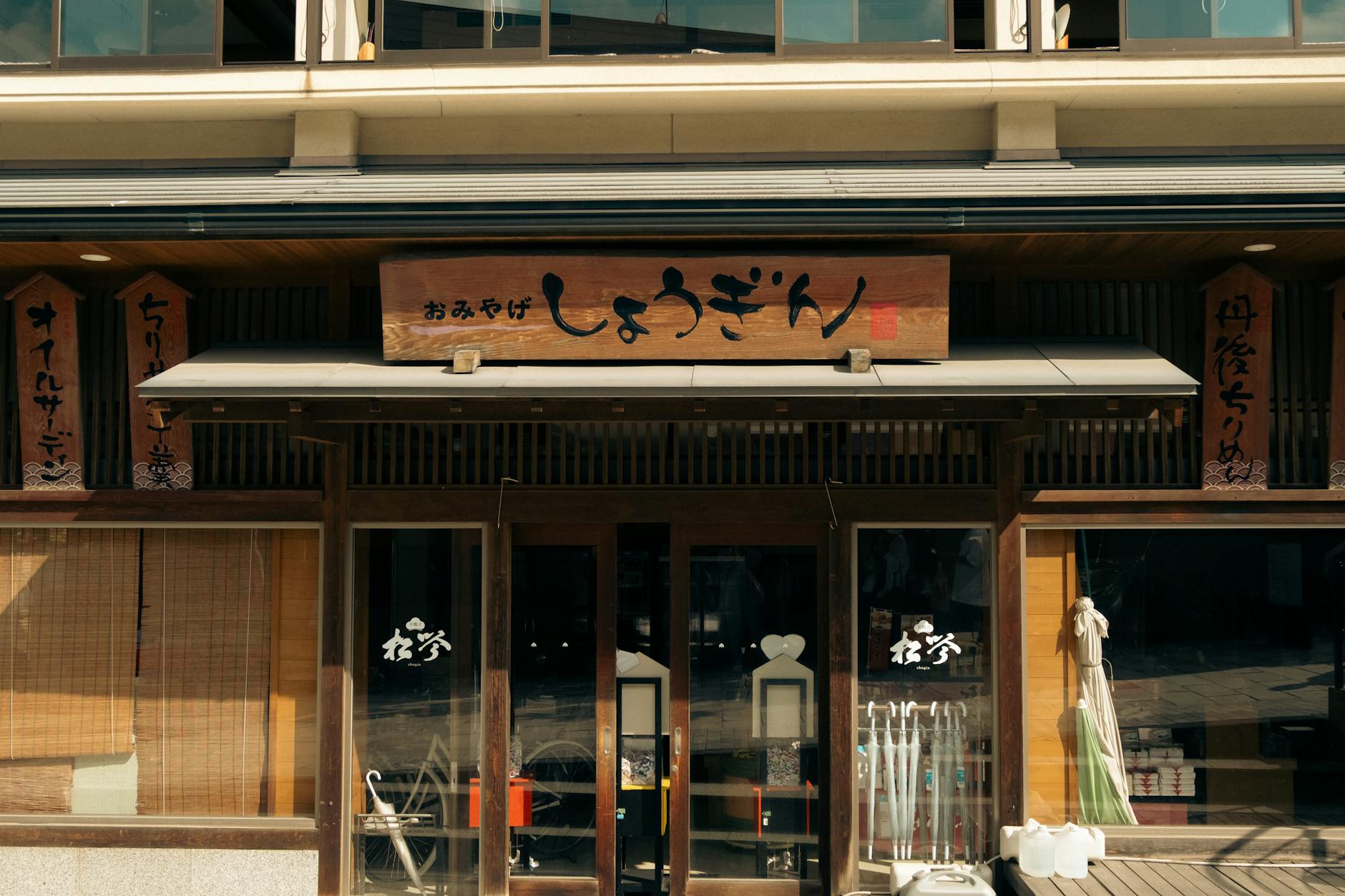 法定代表人兼任其他職務潛藏法律風險全解析 - 法定代表人兼任其他職務的風險示意圖