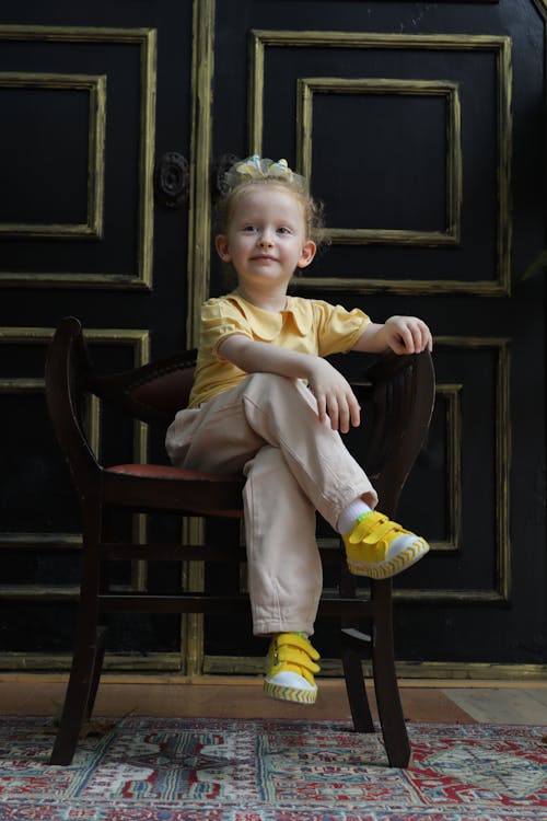 Foto profissional grátis de cadeira, carpete, criança