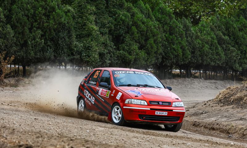 Rallye auto poussière