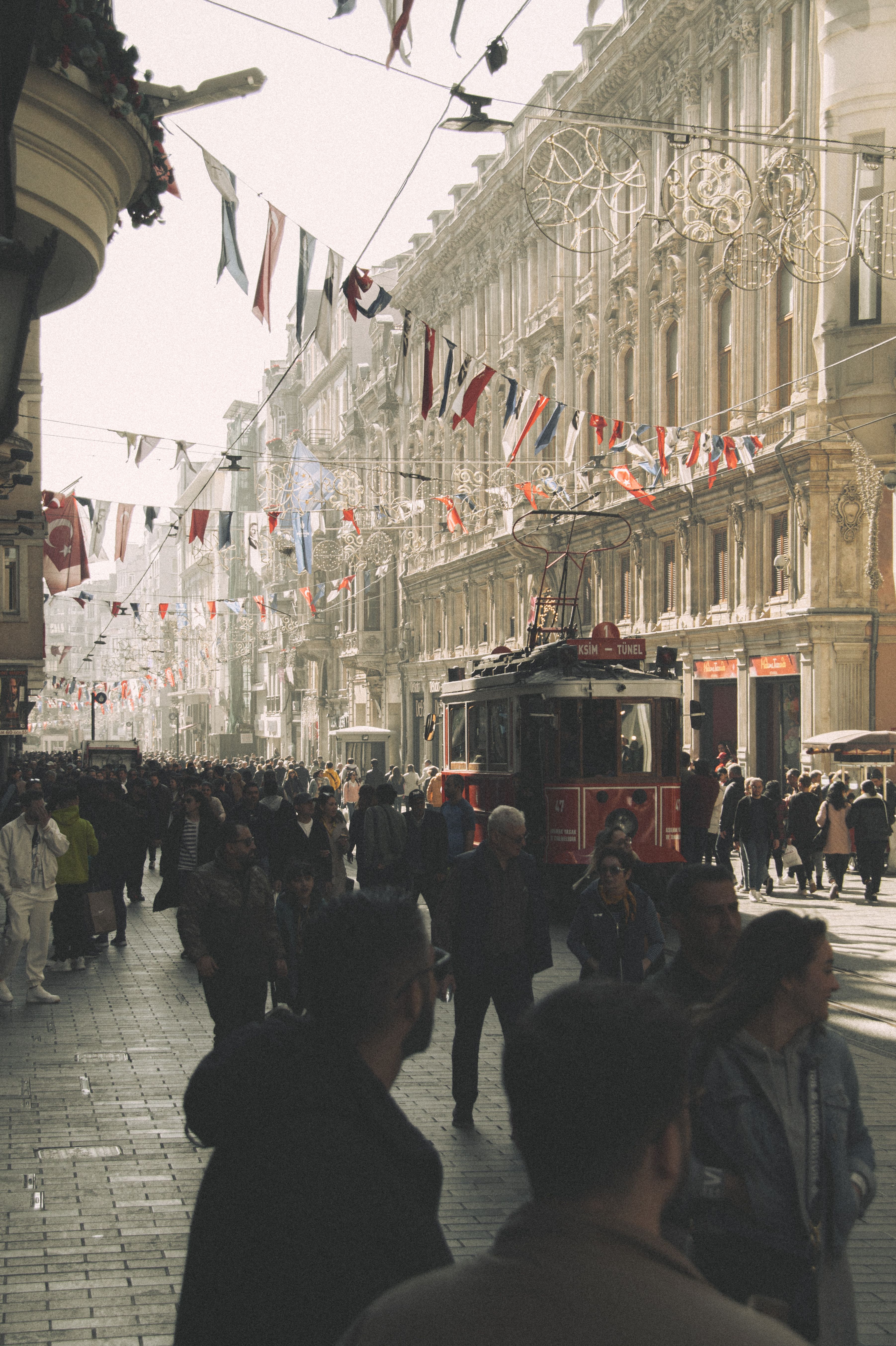 People on Cicek Pasaji in Istanbul · Free Stock Photo
