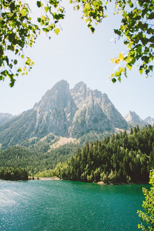 Gratis stockfoto met berg, bergtop, groen water Stockfoto