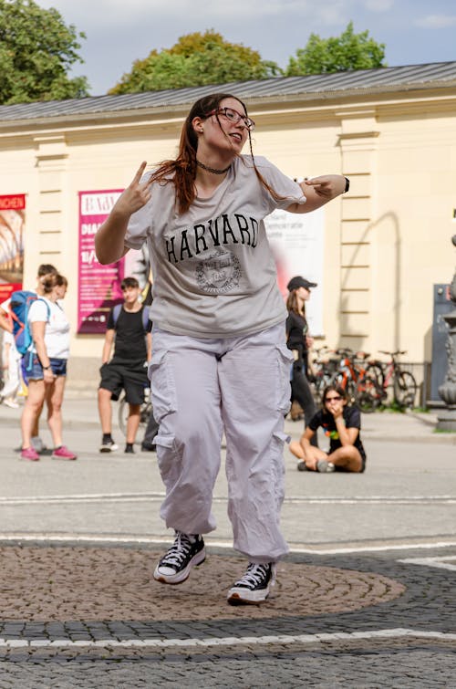 Безкоштовне стокове фото на тему «дівчина танцює, жінка танці, зайняте місто»