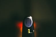 灯光照亮黑暗环境中无脸雕像的艺术特写