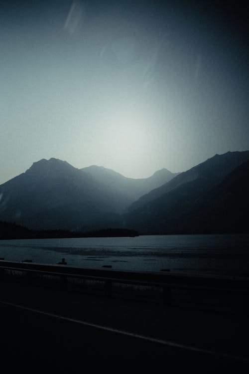 Foto profissional grátis de cênico, margem do lago, montanhas