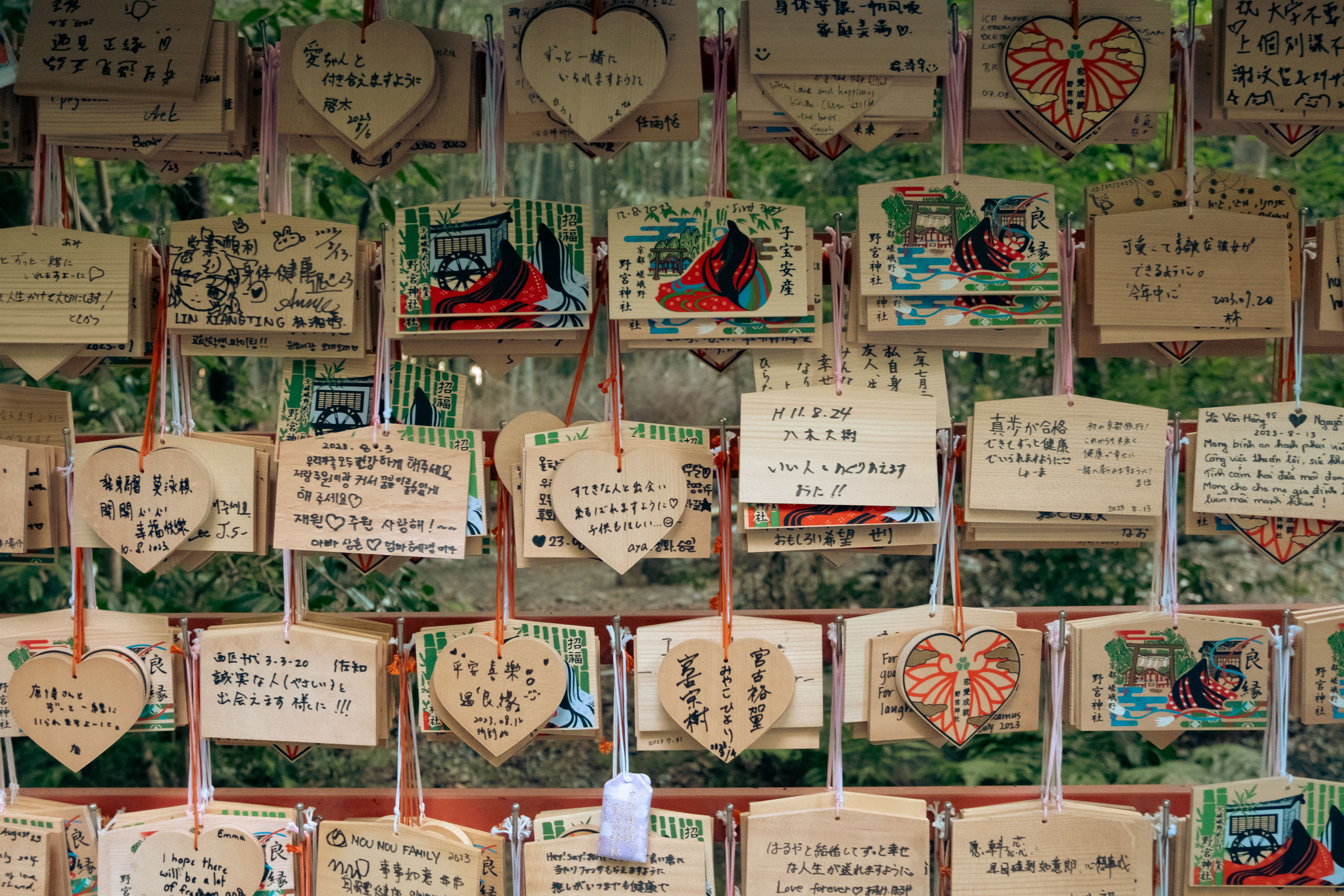 京都の神社にある祈りのための木製の絵馬が、日本の伝統文化を紹介しています。