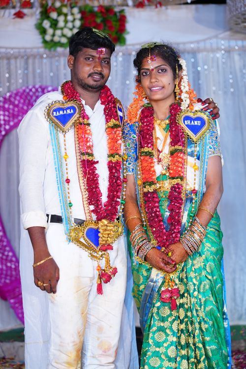 Free A vibrant portrait of a couple in traditional Indian wedding attire. Stock Photo