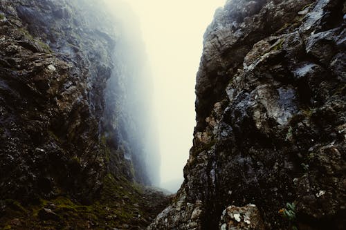 岩石, 懸崖, 有霧 的 免費圖庫相片