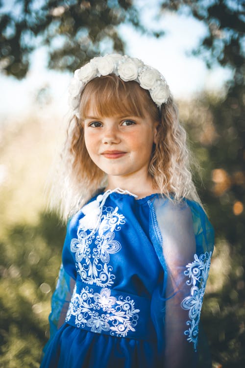 Gratis arkivbilde med barn, blå kjole, blomster