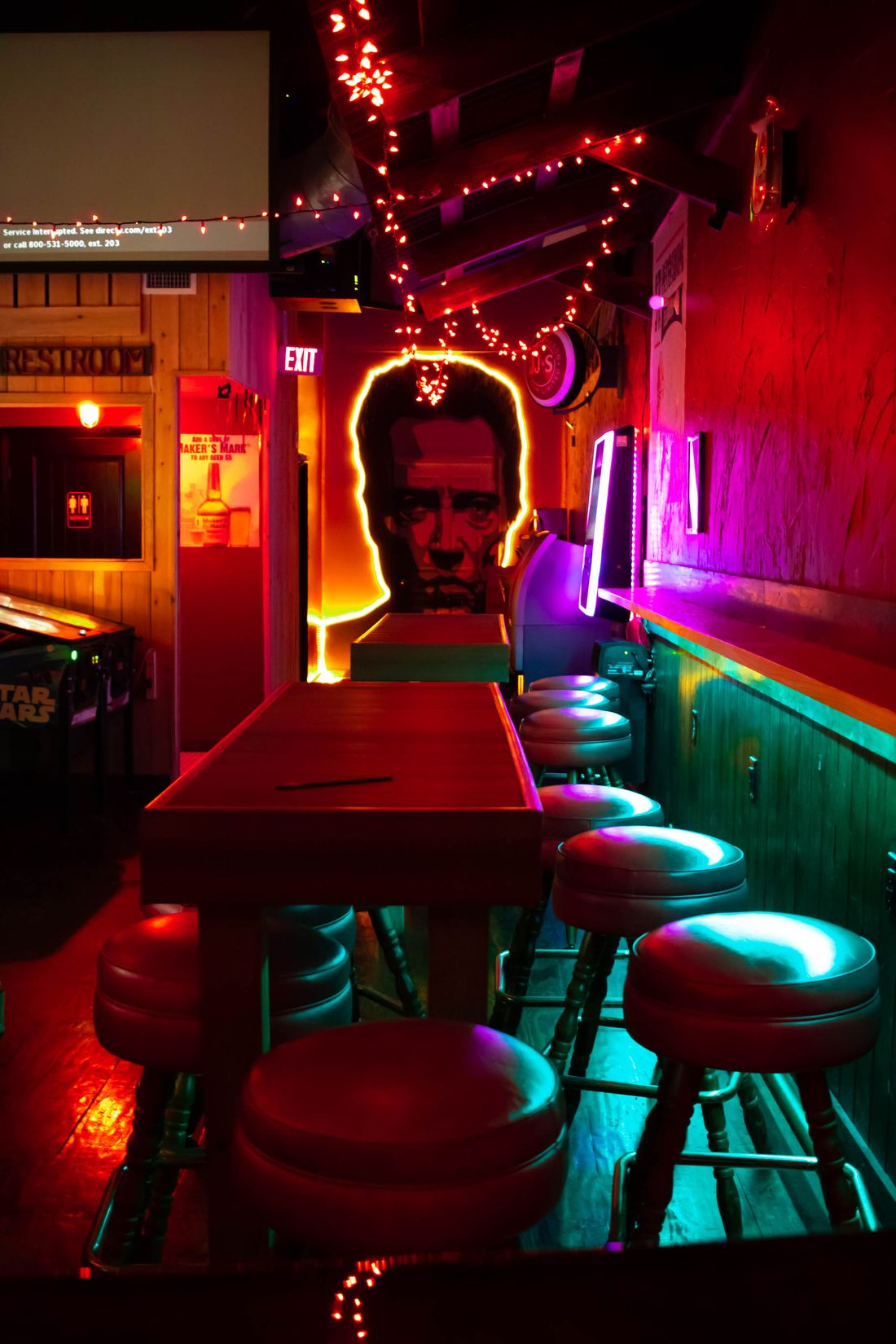 Espacio interior con iluminacion de neon multicolor