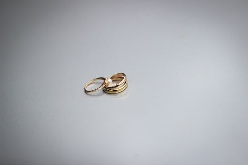 Бесплатное стоковое фото с золотые кольца, обручальные кольца, ювелирные изделия