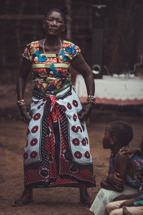 Gratis arkivbilde med afrikansk kvinne, bestemor, danse