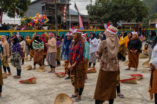 Women in traditional batik costumes celebrate a cultural festival in Pacitan, East Java, Indonesia. - Fotografer Sidoarjo