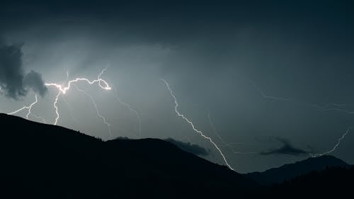 Gratis stockfoto met achtergrond, heuvels, lightnings