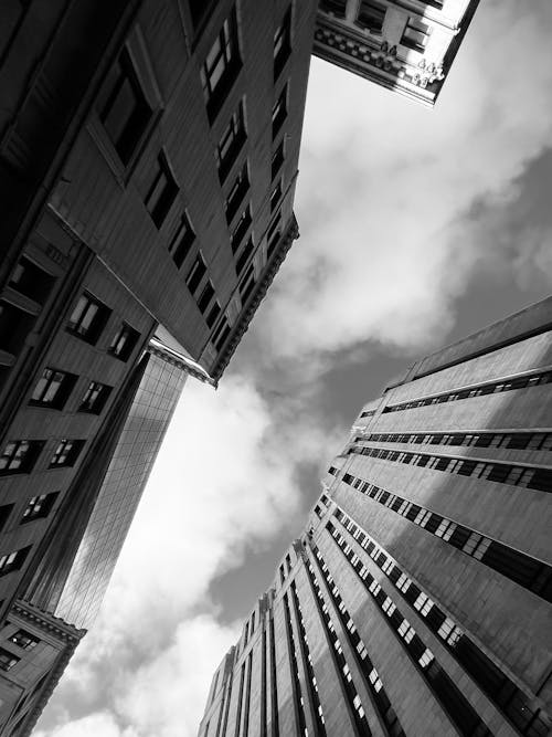 Darmowe zdjęcie z galerii z budynki biurowe, czarno-biały, drapacze chmur