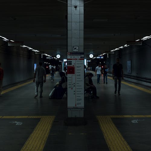Kostenloses Stock Foto zu dunkelheit, menschen, metro