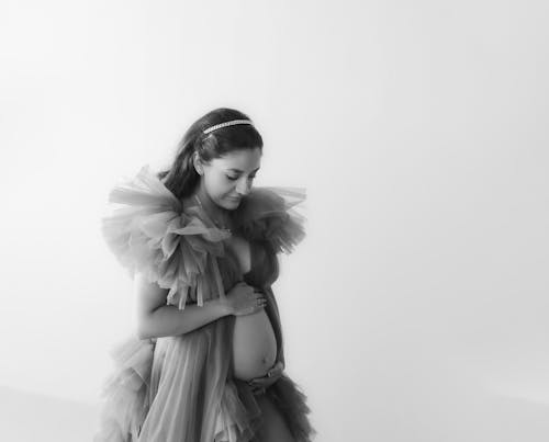 Fotos de stock gratuitas de blanco y negro, de pie, embarazada